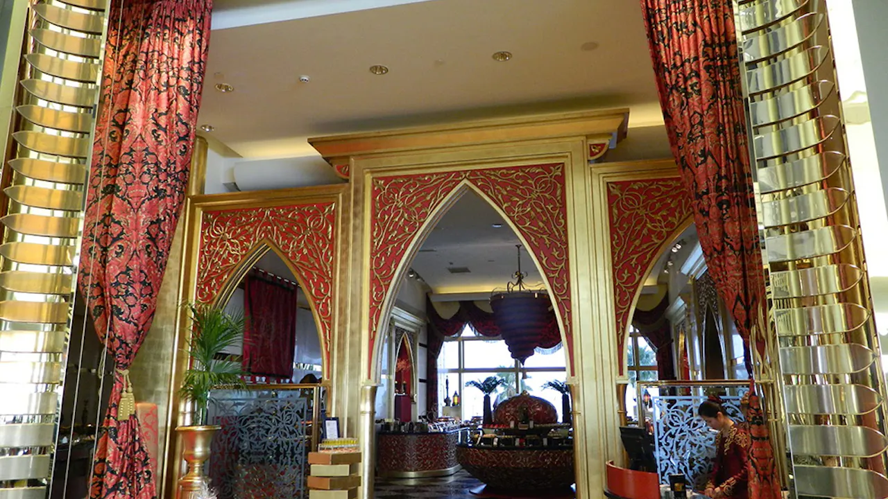 Discover Dubai by night and dine at Burj Al Arab-Al Iwan Thrillark