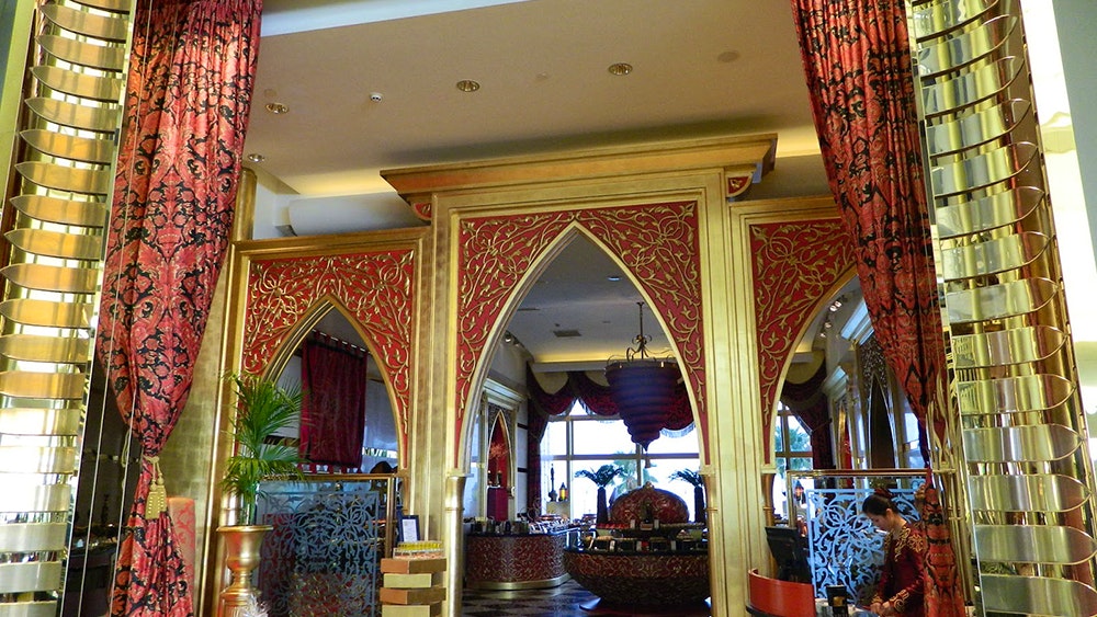 Discover Dubai by night and dine at Burj Al Arab-Al Iwan Thrillark