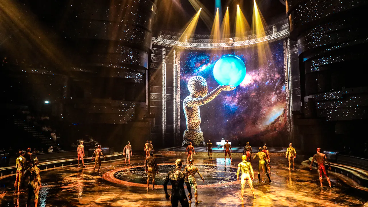 Luxury Dubai Canal Cruise + La Perle Silver Pass Thrillark