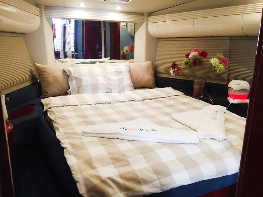 Dubai Private Yacht: 52 Feet 