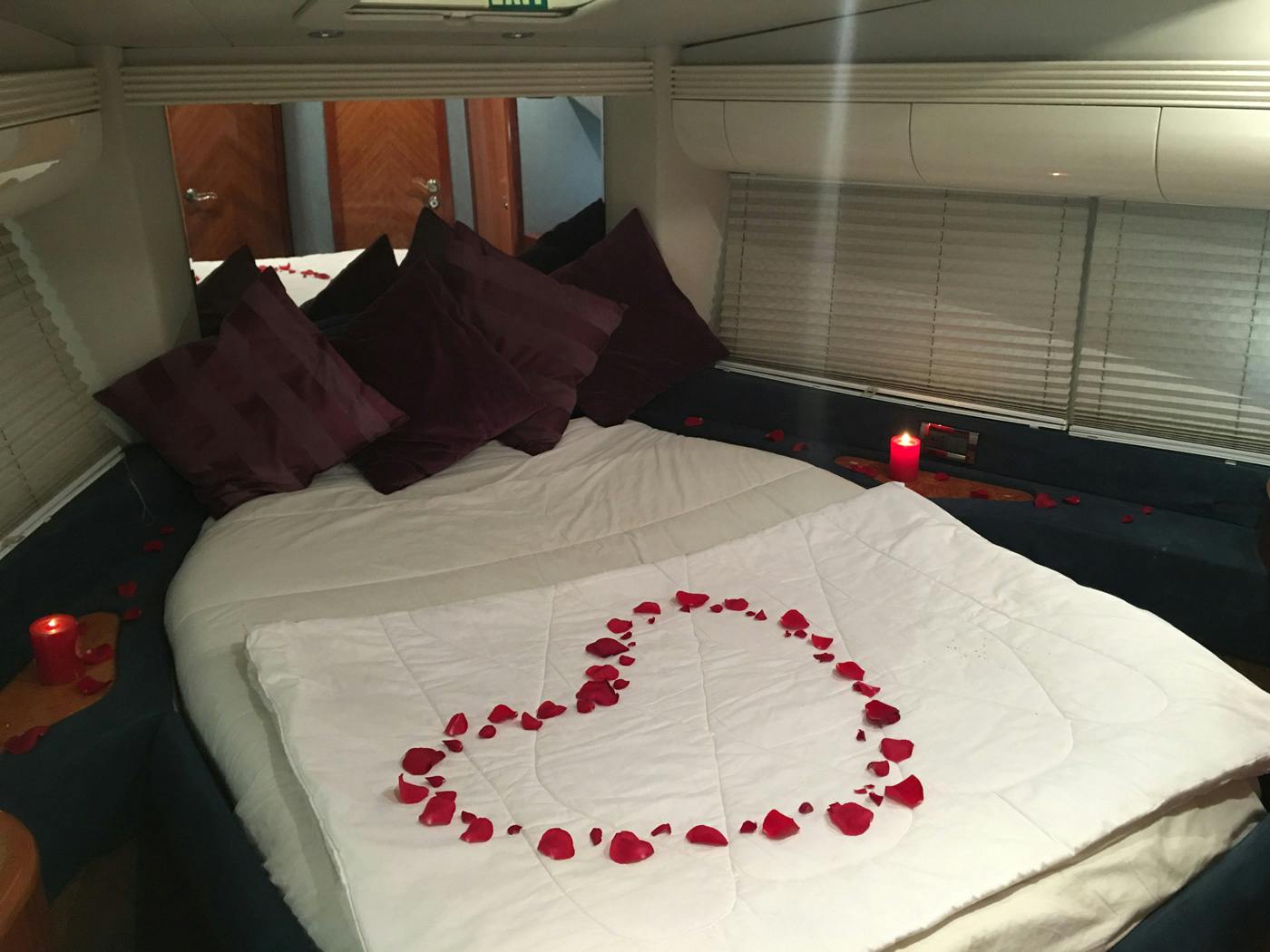 Dubai Private Yacht: 52 Feet