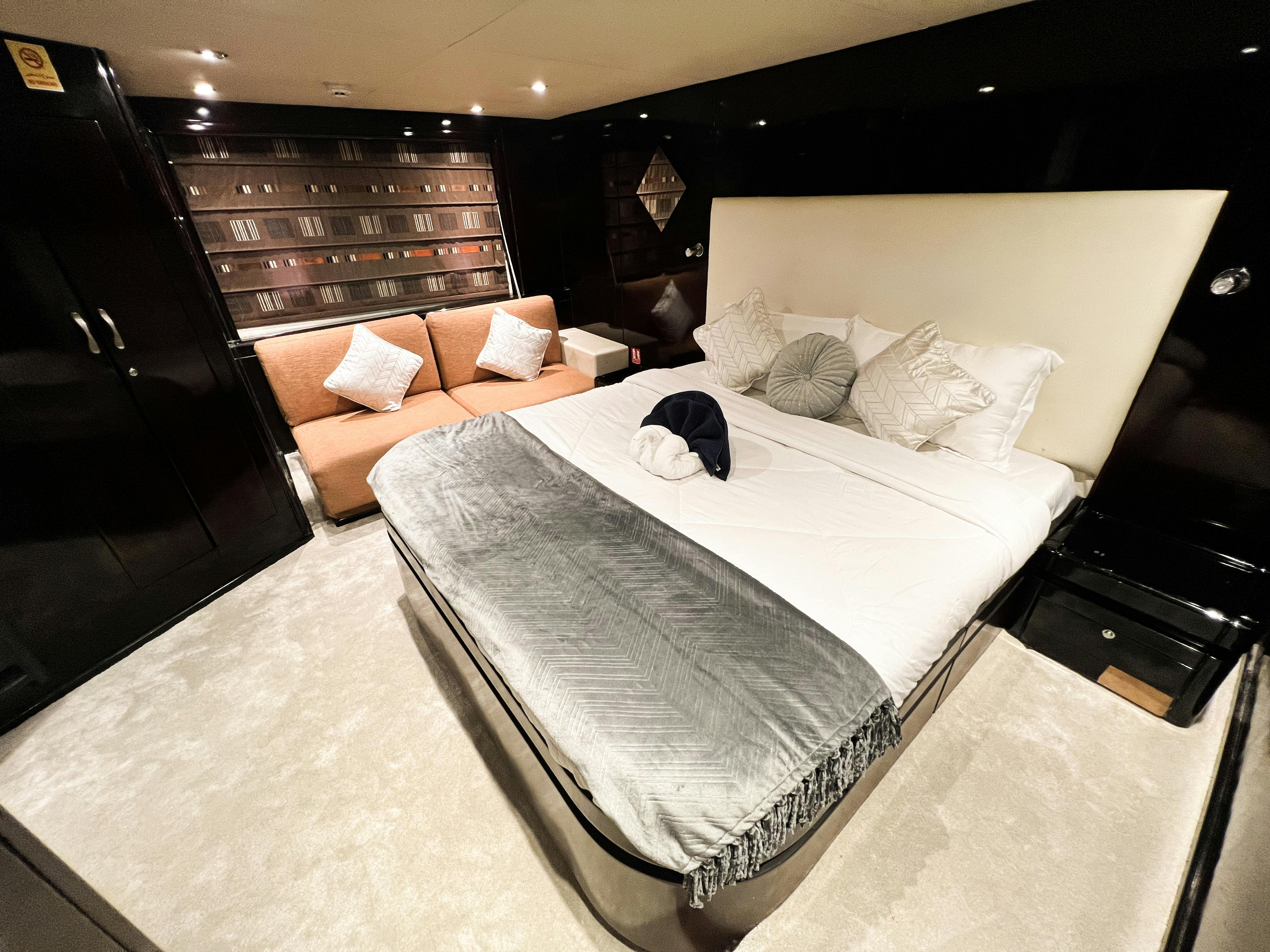 Dubai Private Yacht: 75 Feet ( Up to 30 pax) 