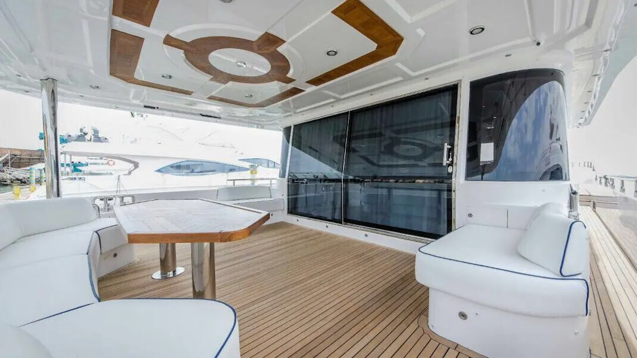 Dubai Private Yacht: 75 Feet