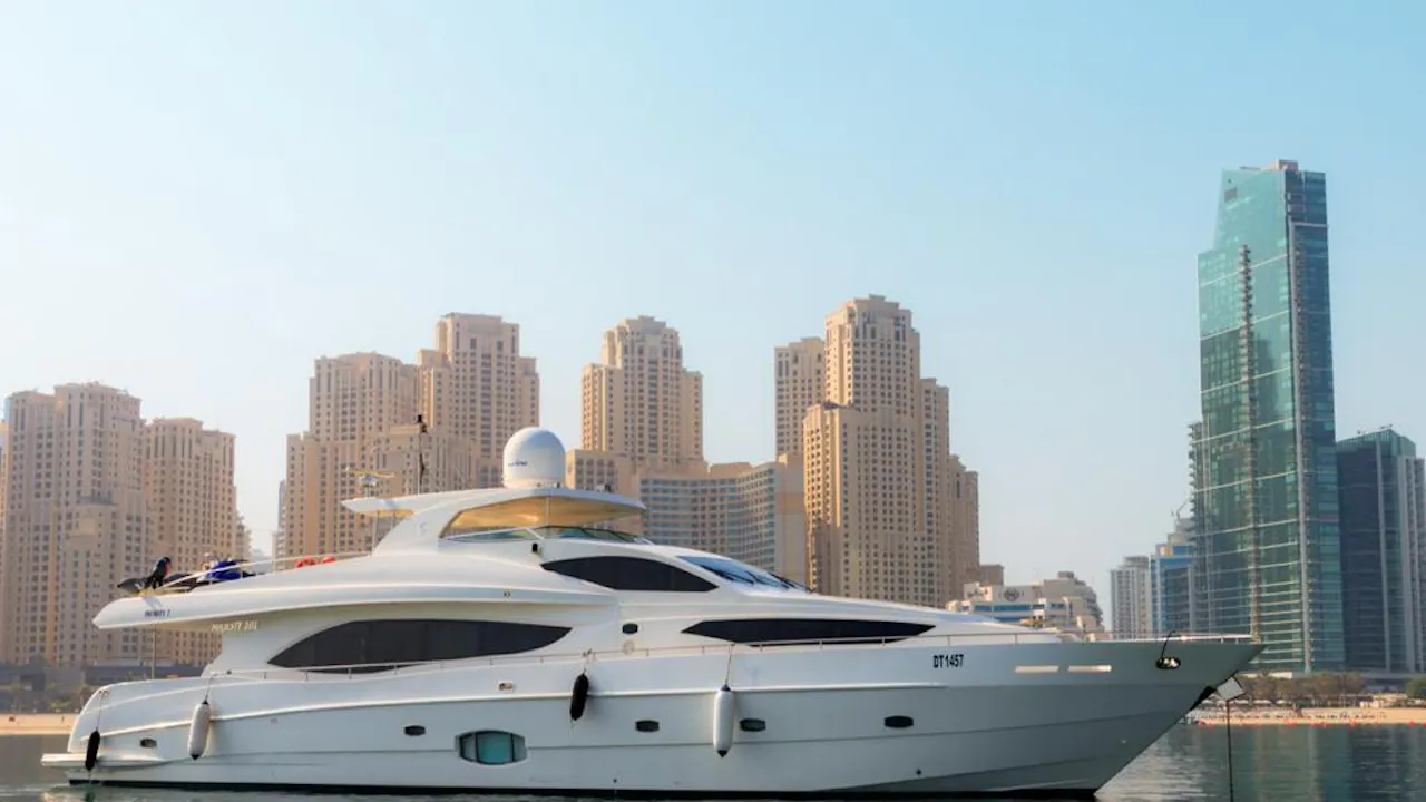 Dubai Private Yacht: 101 Feet