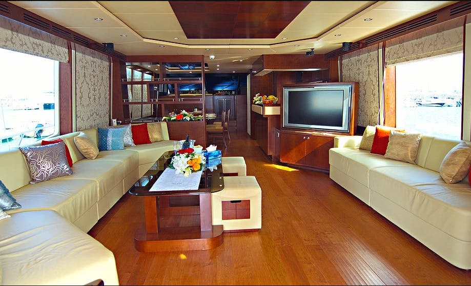 Dubai Private Yacht: 88 Feet
