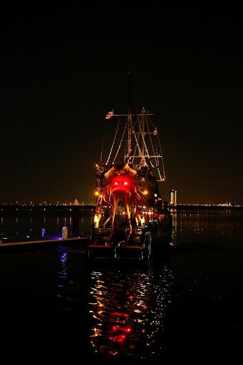 Luxury Black Pearl Dinner Cruise in Dubai Canal