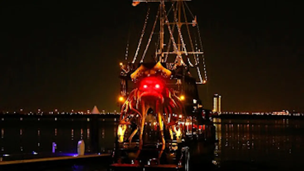 Luxury Black Pearl Dinner Cruise in Dubai Canal