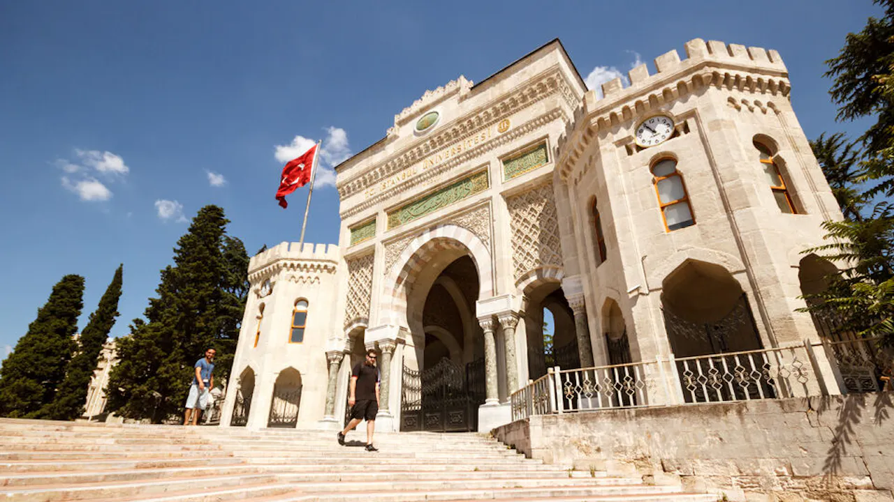 Secrets of Istanbul: 5-Hour Walking Tour with Lunch Ticket