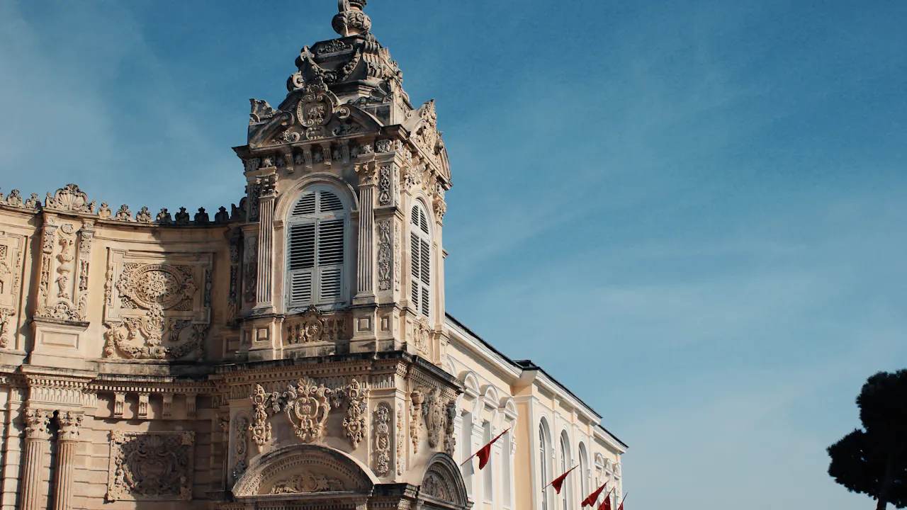 Dolmabahçe Palace Tour with Hotel Pick-up & Drop-off Discount