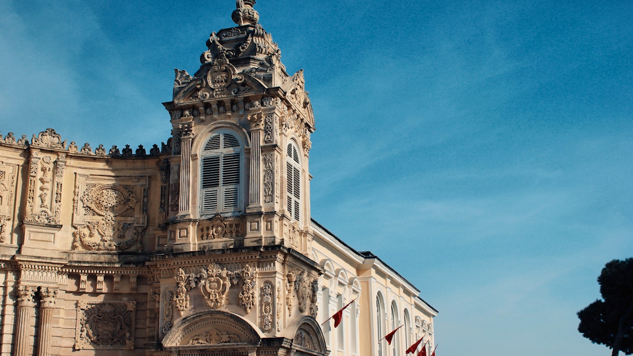 Dolmabahçe Palace Tour with Hotel Pick-up & Drop-off Discount