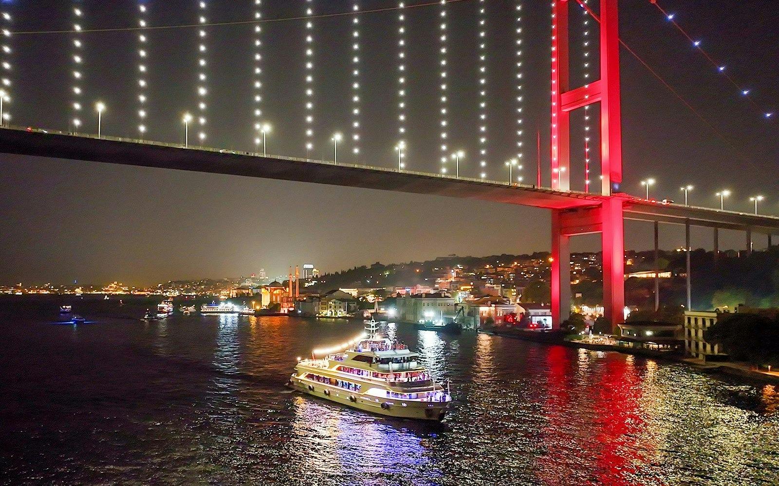 Bosphorus Yacht Tour with Drinks and Snacks Review