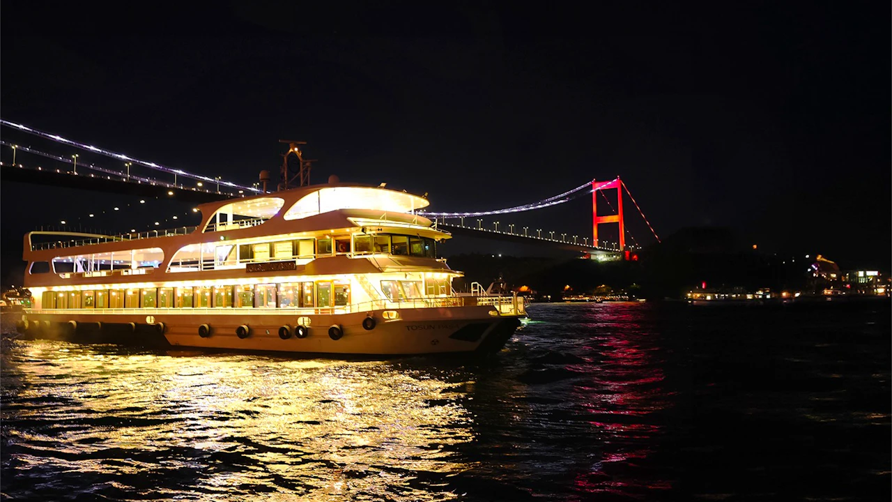 Bosphorus Yacht Tour with Drinks and Snacks