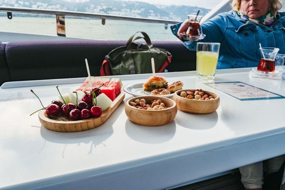 Bosphorus Yacht Tour with Drinks and Snacks: Istanbul