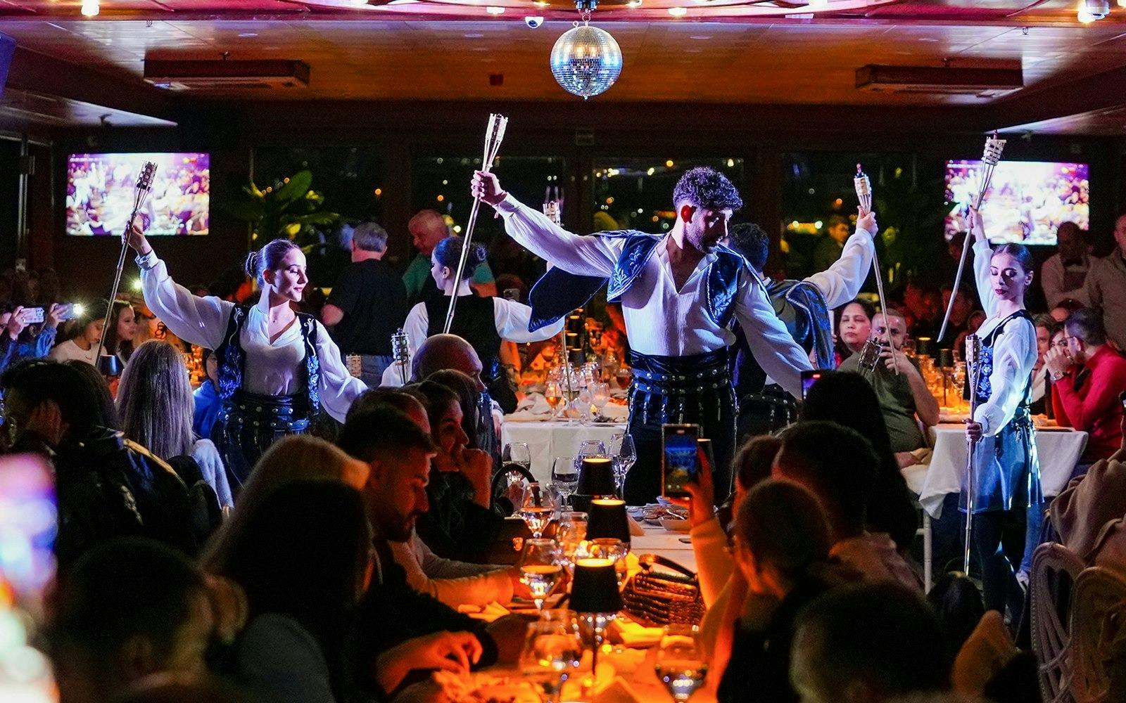 Bosphorus Yacht Tour with Drinks and Snacks Thrillark