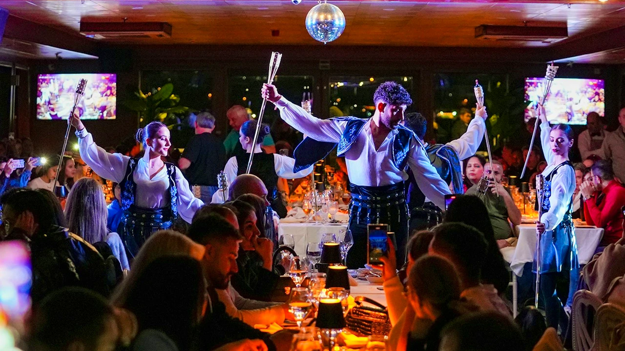 Bosphorus Yacht Tour with Drinks and Snacks Thrillark