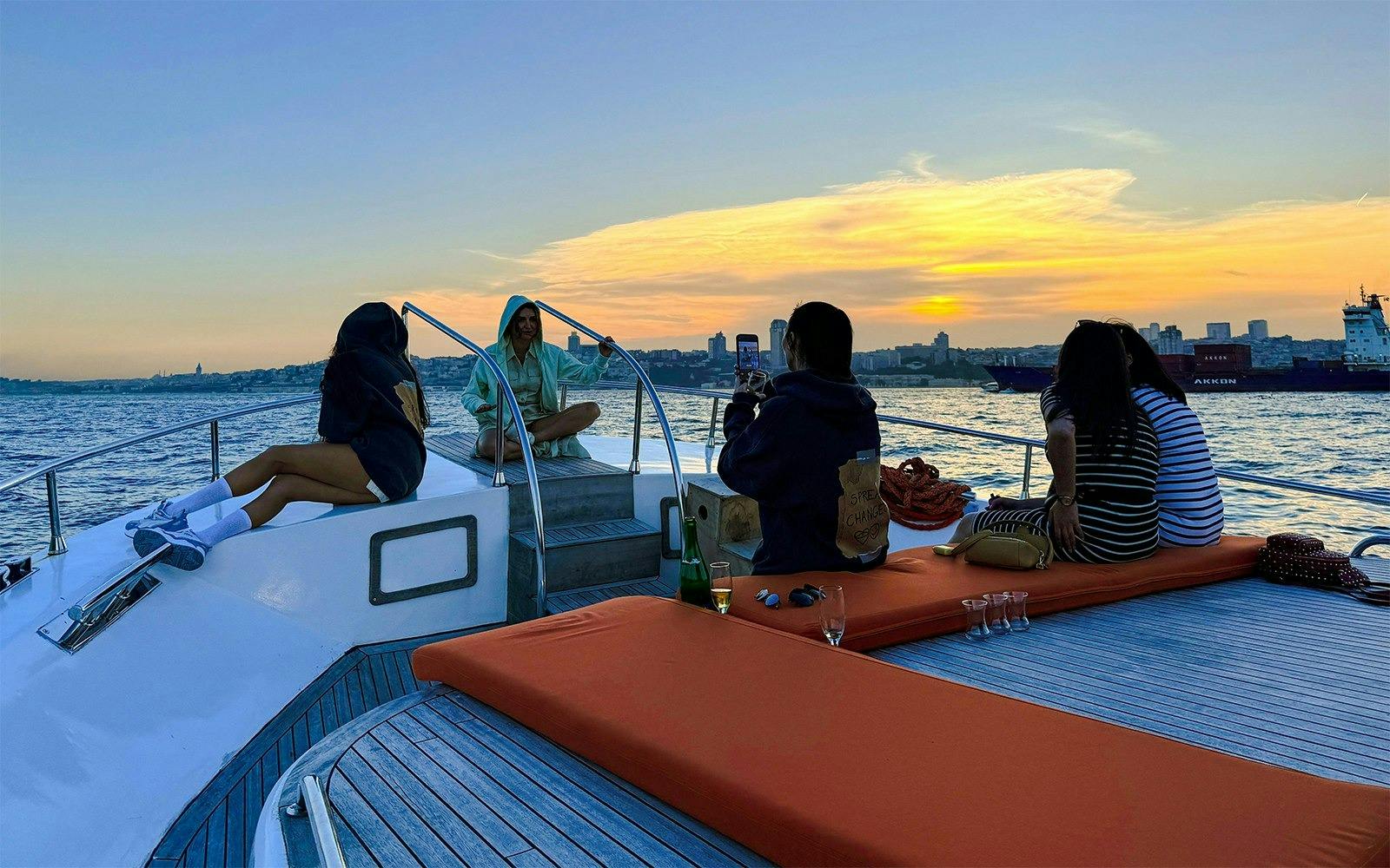 Bosphorus Yacht Tour with Drinks and Snacks 