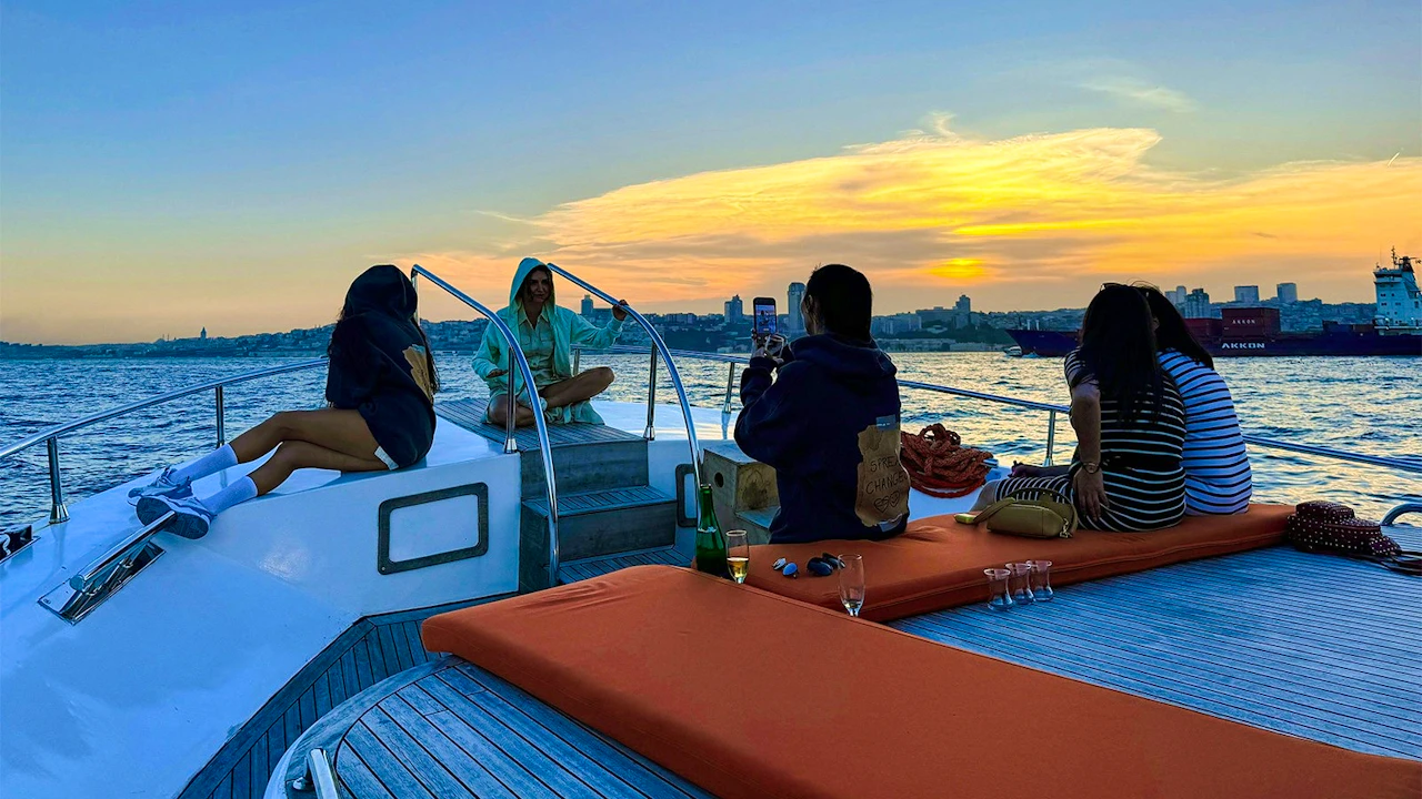 Bosphorus Yacht Tour with Drinks and Snacks