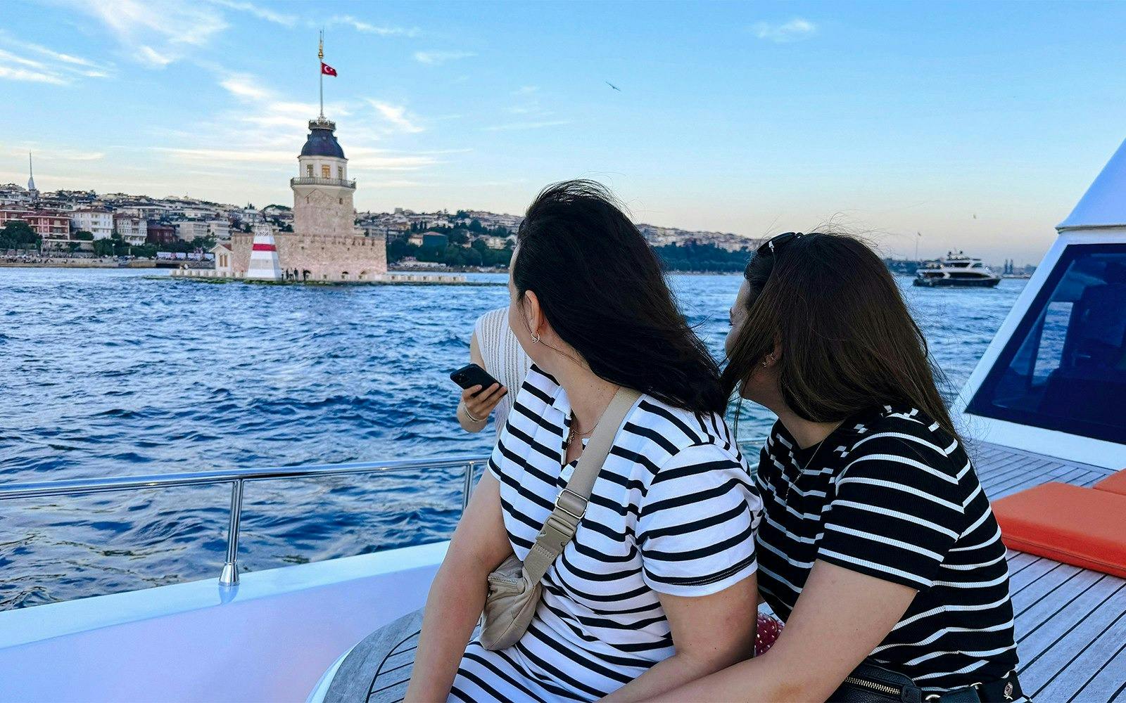 Bosphorus Yacht Tour with Drinks and Snacks 