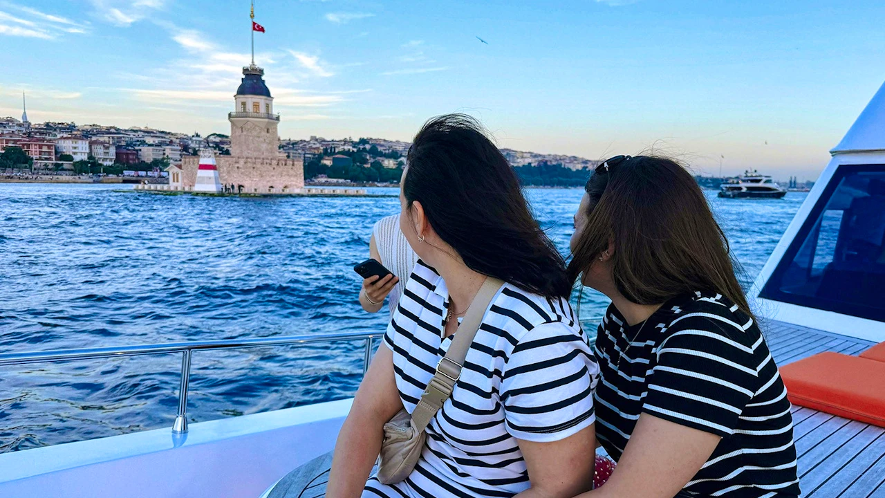 Bosphorus Yacht Tour with Drinks and Snacks