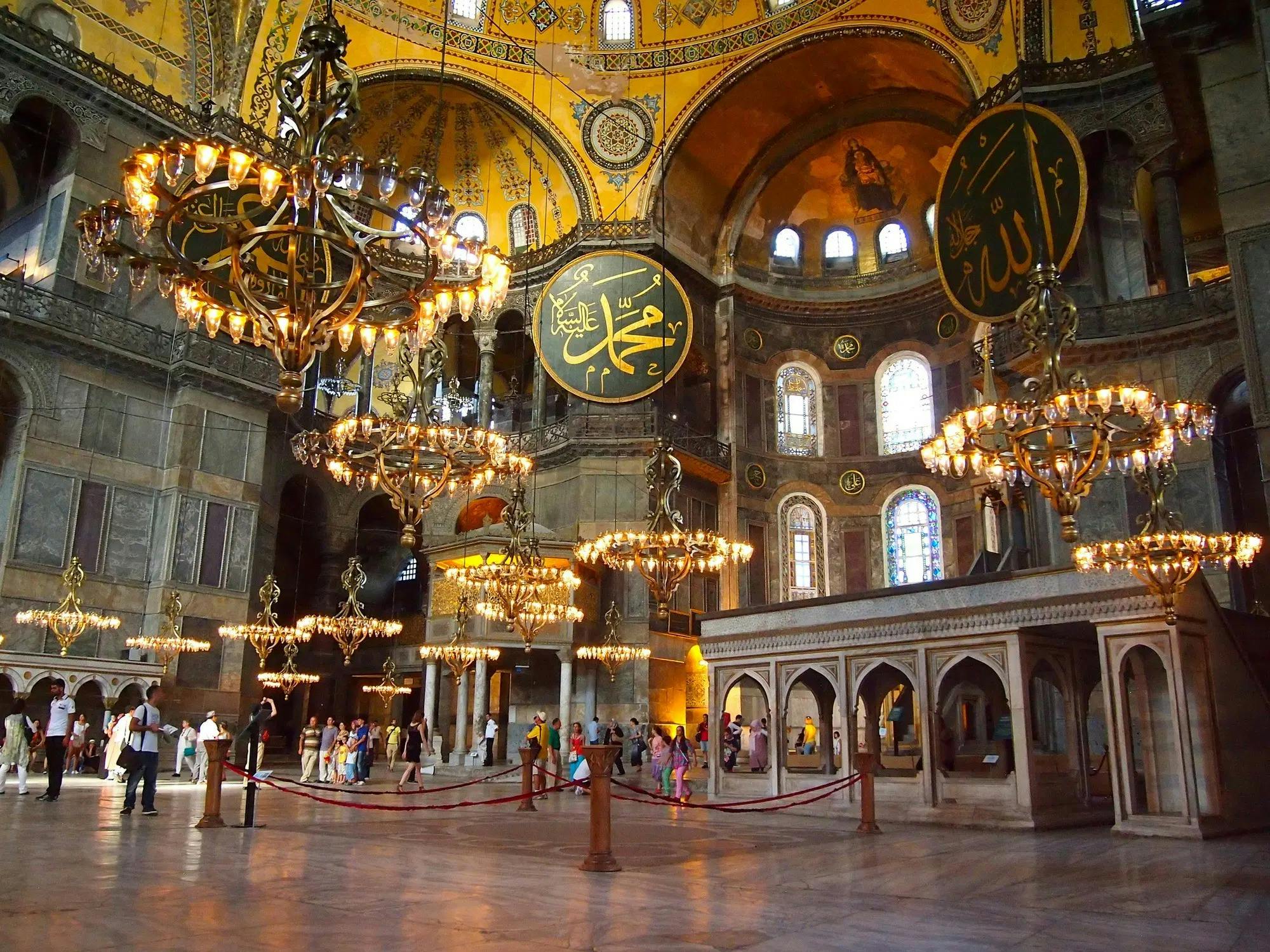 Istanbul VIP Combo (Hagia Sophia, Topkapi Palace and Basilica Cistern)