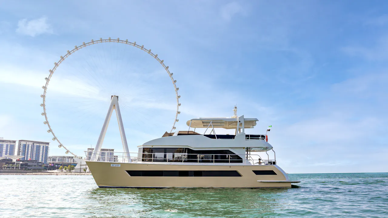 Luxury Yacht Sharing Tour with Extended Burj Al Arab Experience Location