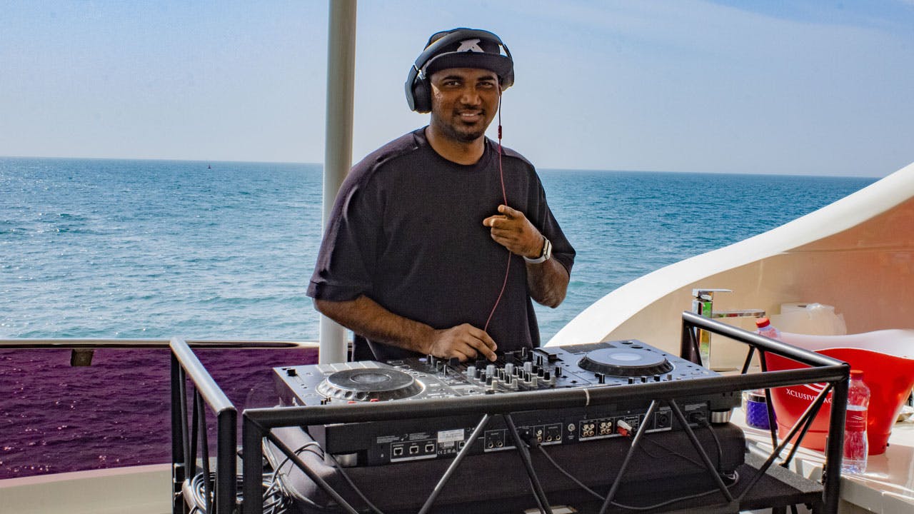 Luxury Super Yacht Experience With Unlimited Premium Beverages 