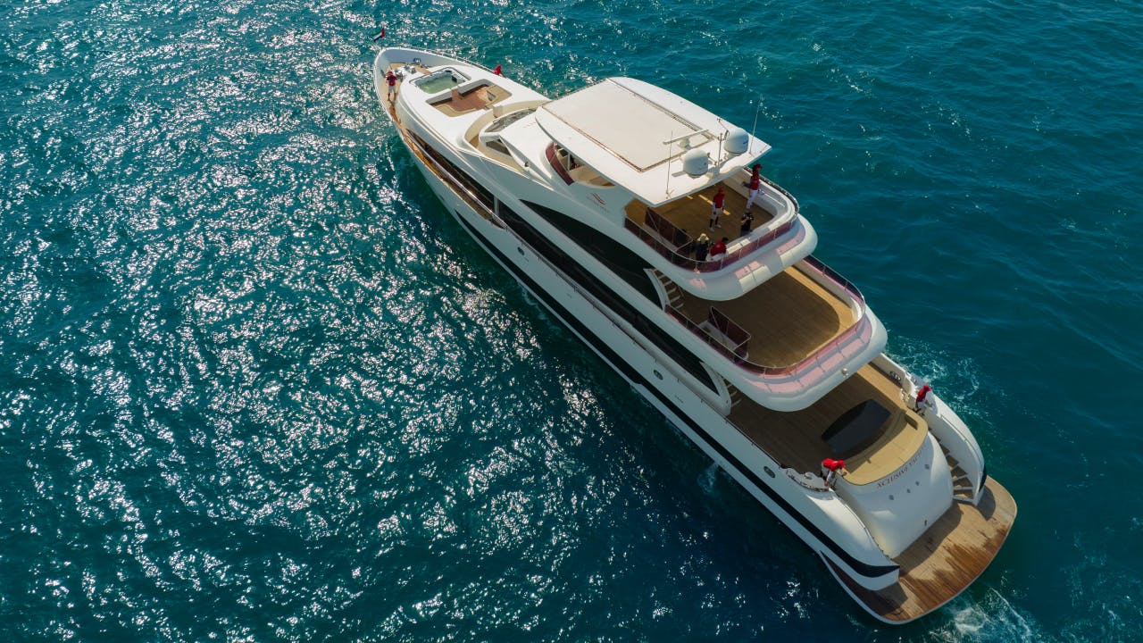 4-Hour Luxury Super Yacht Experience with Unlimited Alcohol