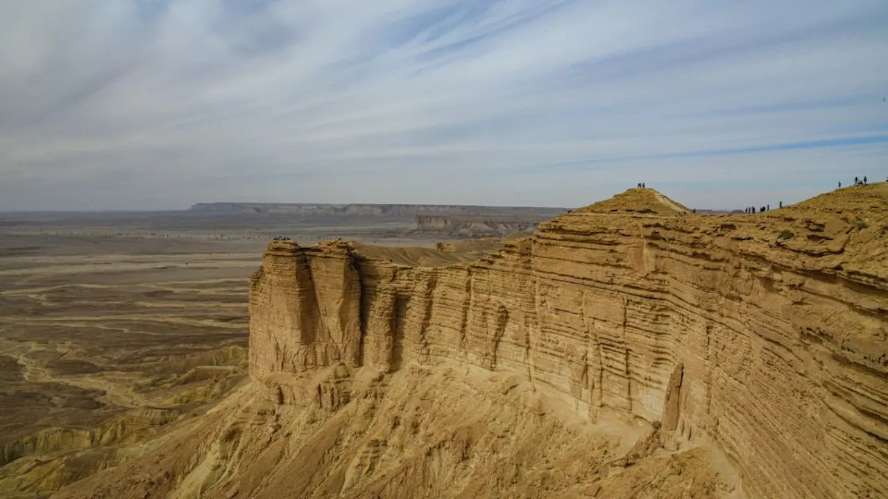 Riyadh : Edge of the World Day Trip with Dinner Ticket