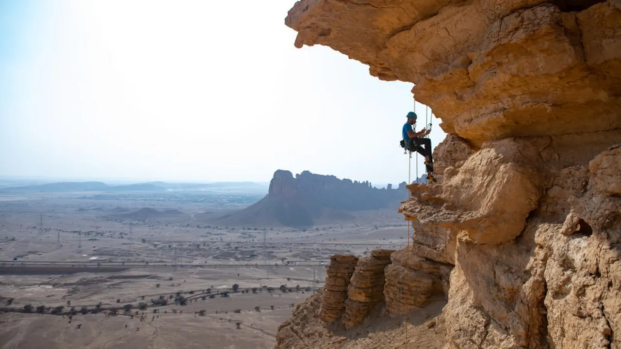 Riyadh : Edge of the World Day Trip with Dinner Discount