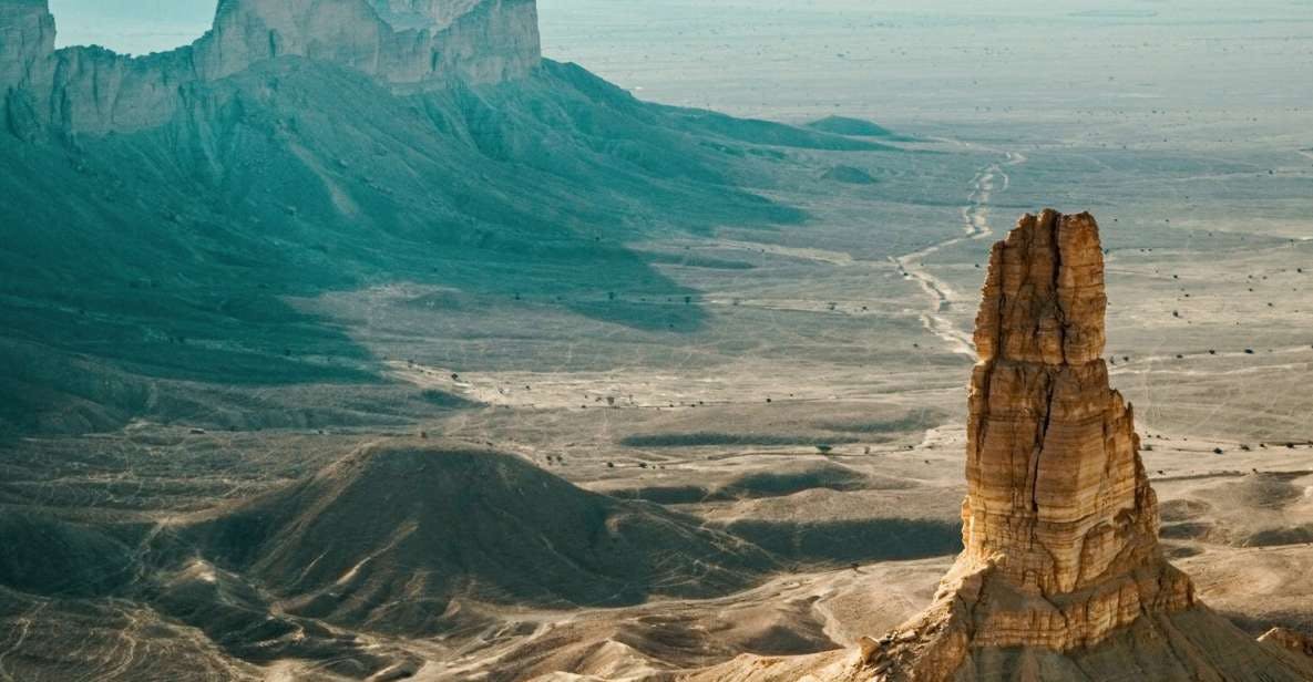 Riyadh : Edge of the World Day Trip with Dinner 