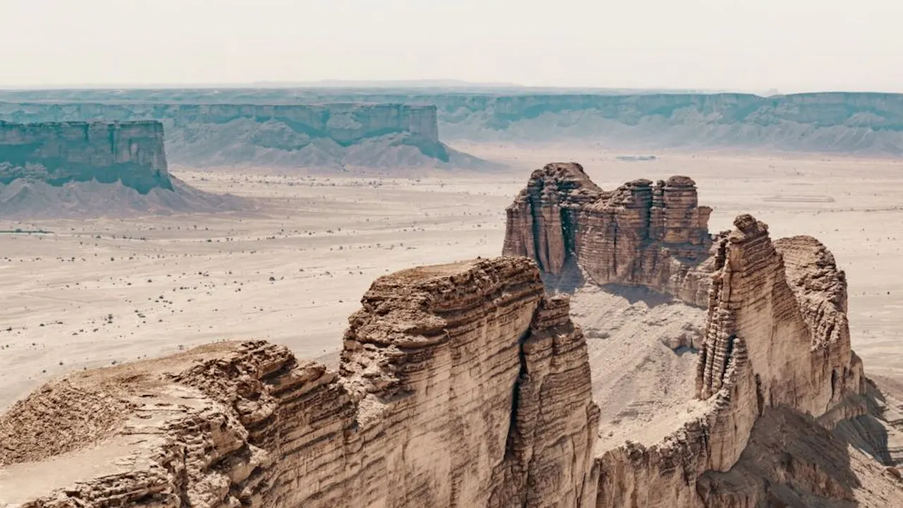 Riyadh : Edge of the World Day Trip with Dinner Thrillark