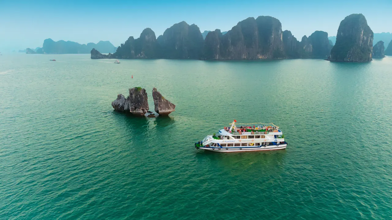 Ha Long Bay Luxury Cruise with Buffet Lunch & Kayak Experience Review