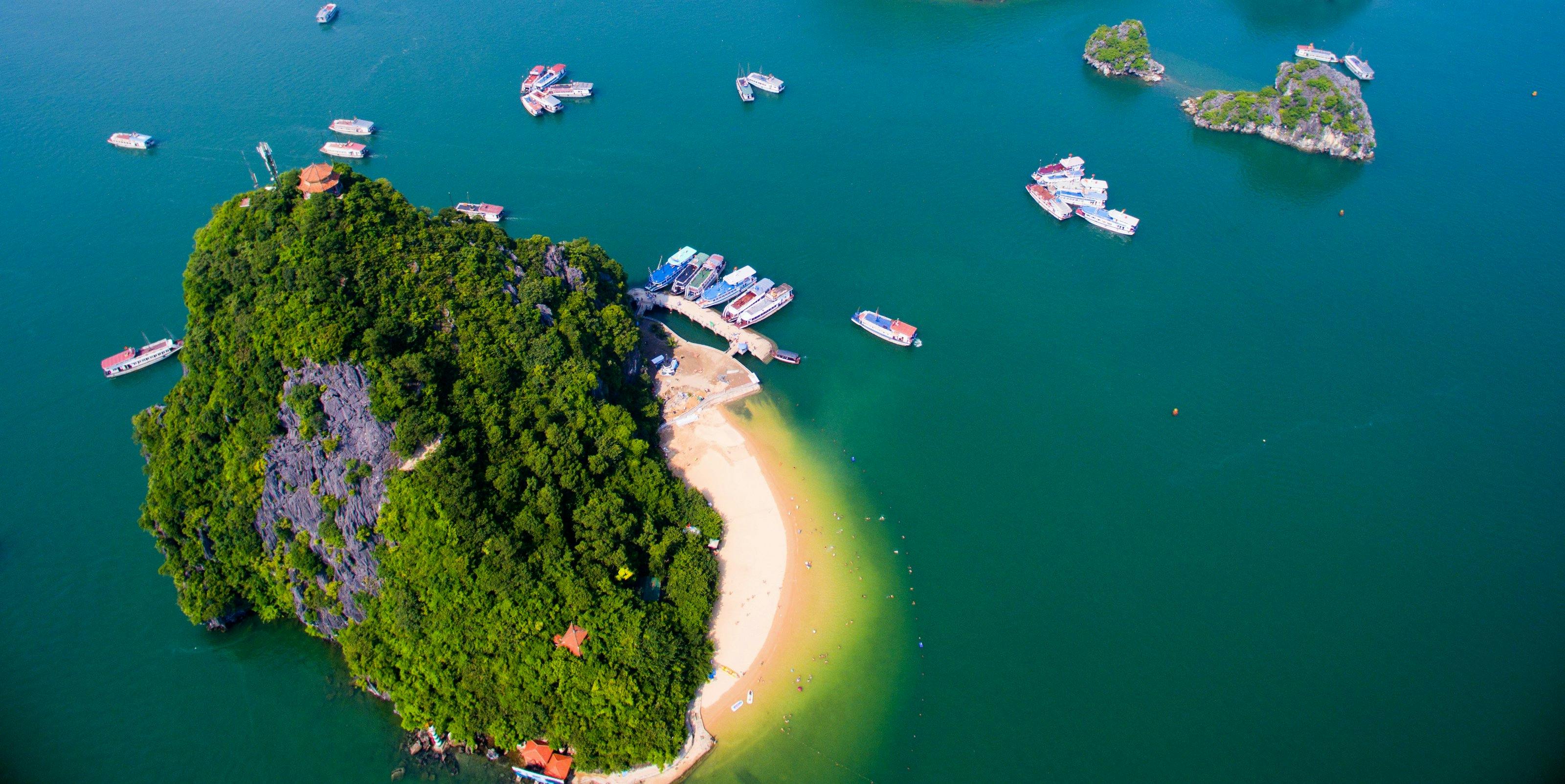 Ha Long Bay Luxury Cruise with Buffet Lunch & Kayak Experience Discount