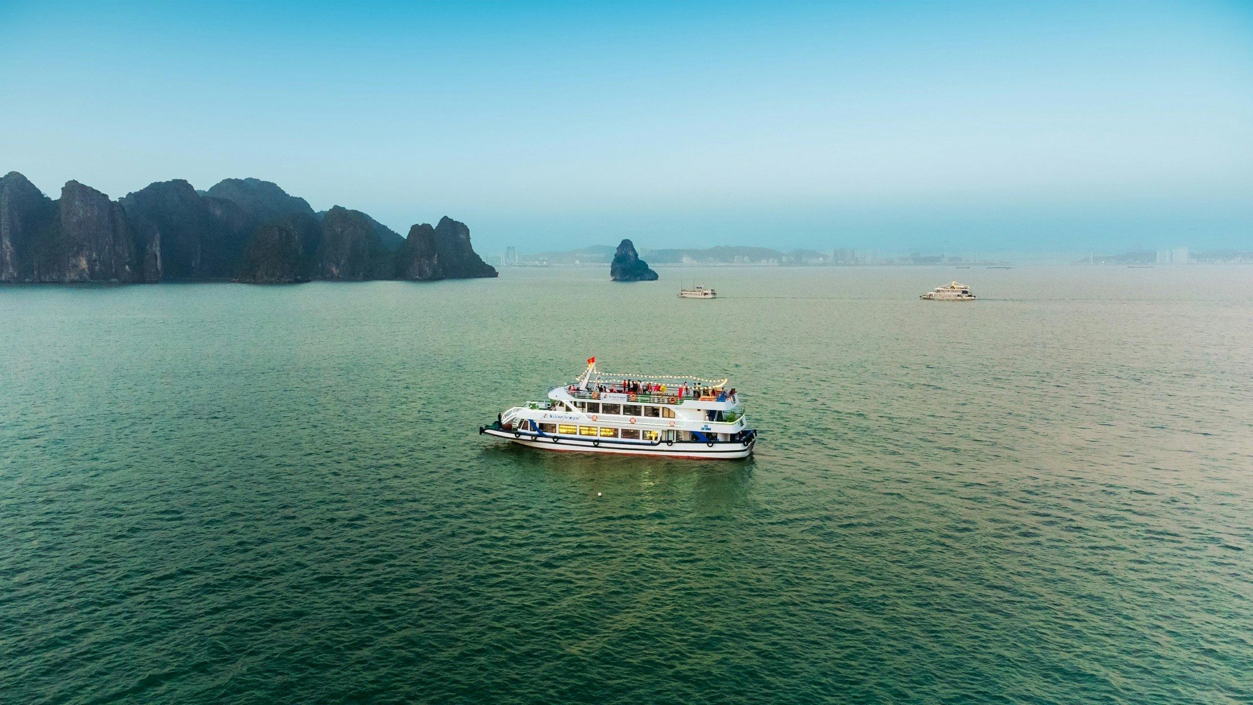 Ha Long Bay Luxury Cruise with Buffet Lunch & Kayak Experience