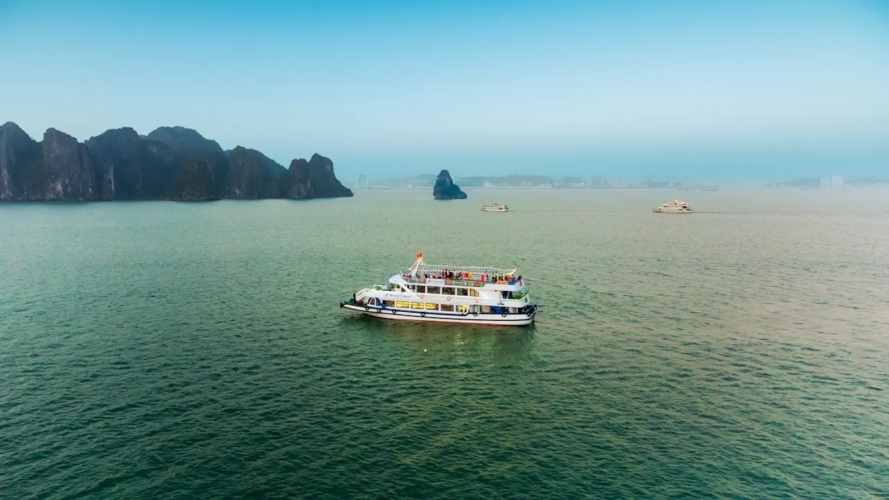 Ha Long Bay Luxury Cruise with Buffet Lunch & Kayak Experience