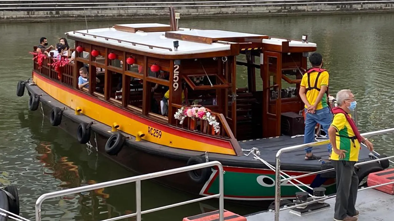 Seafood Dinner And Singapore River Cruise with Heritage Tour At Clarke Quay Discount